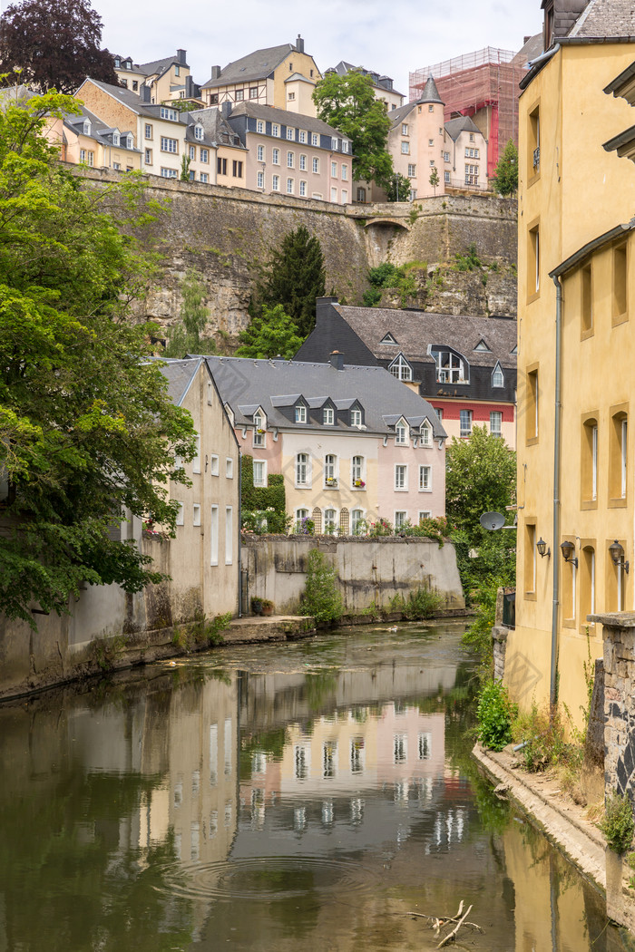 卢森堡城市河流摄影图