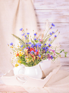 花瓶里的彩色花卉