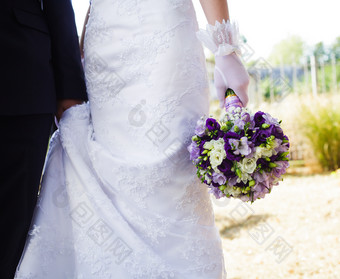 新娘拿着的紫色手捧花