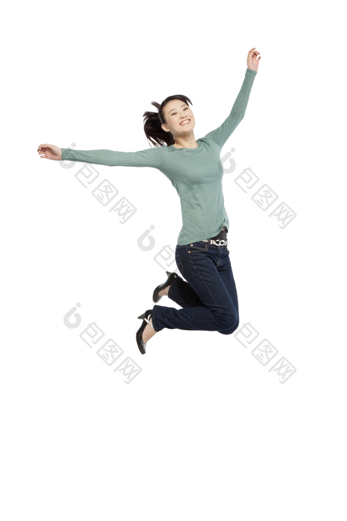 跳跃的年轻女人摄影图