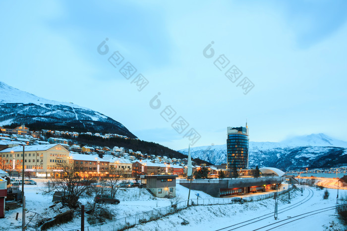 蓝色调雪后城市摄影图