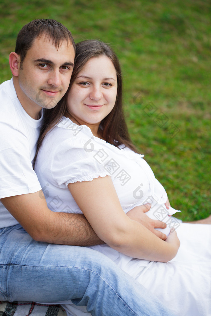 坐草地上的夫妻摄影图
