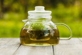 绿色调一壶茶水摄影图