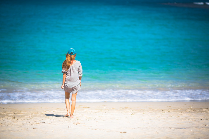 假期旅游海边沙滩大海旅游女生背影风景摄影
