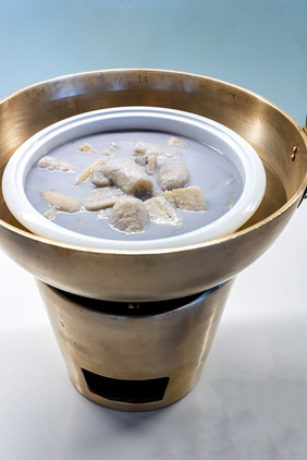 铜火锅上的汤