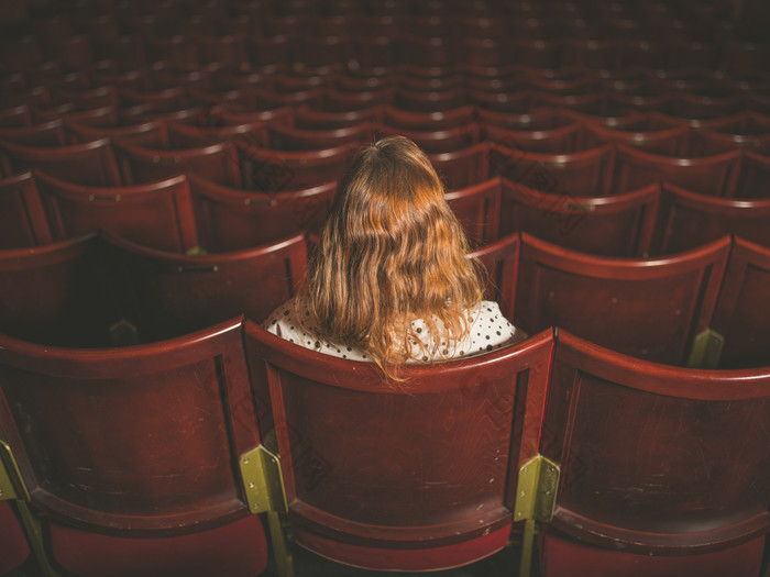 女孩独自一人看电影