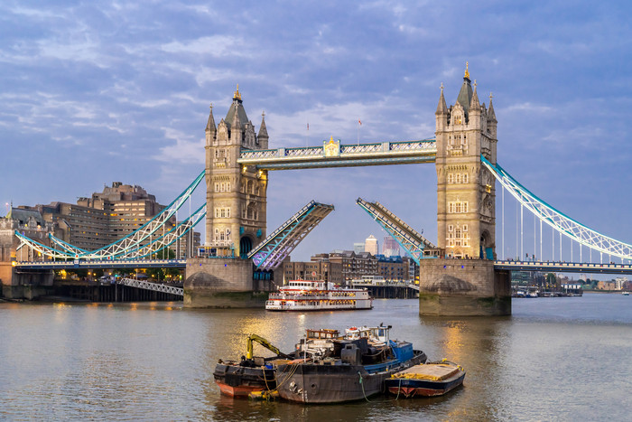 蓝色调伦敦大桥摄影图