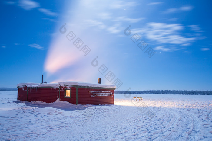 蓝色调雪中的小屋摄影图