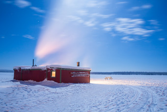 蓝色调雪中的小屋摄影图图片