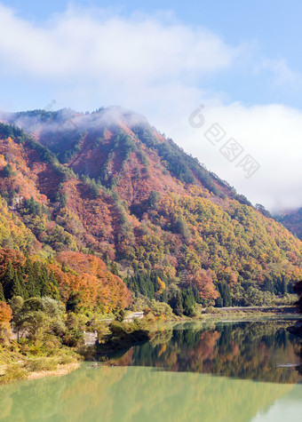 天空下的青山绿水