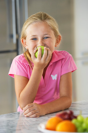 正在吃青苹果的女孩