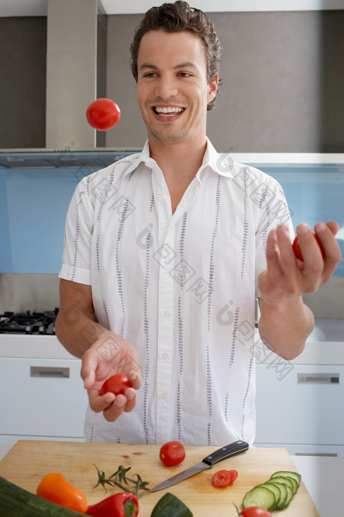 切西红柿的男人摄影图