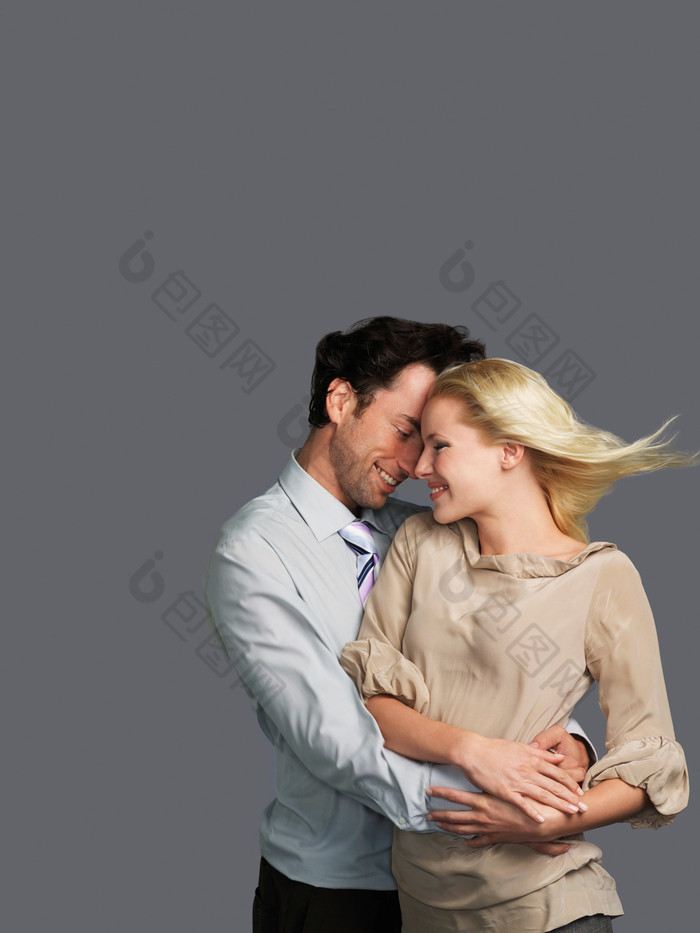 简约亲密拥抱的情侣摄影图
