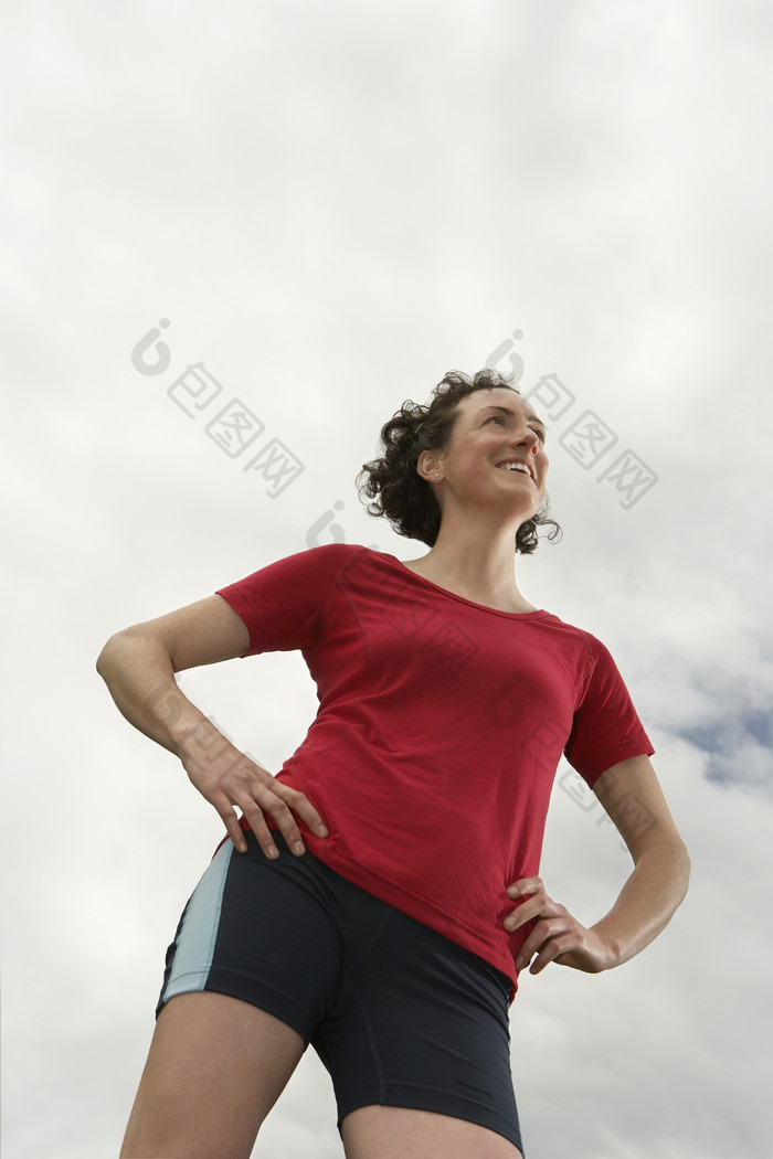 掐腰休息的运动员