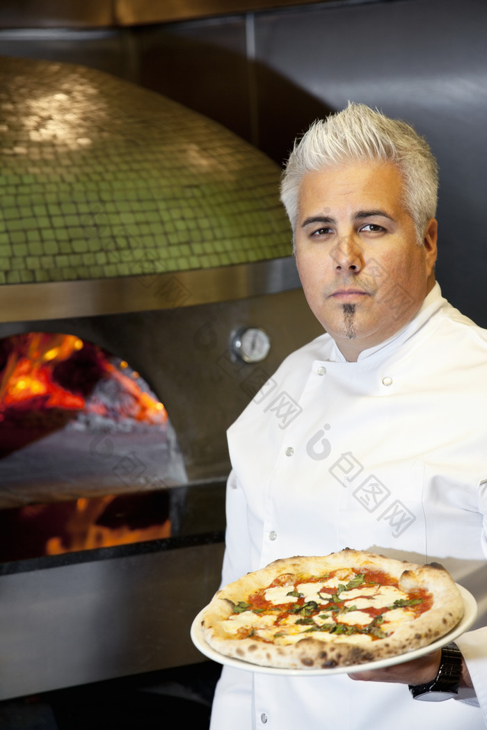 深色调做比萨的厨师摄影图
