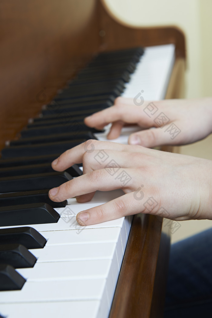 双手弹钢琴时摄影图