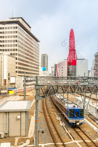 清新城市中的火车摄影图