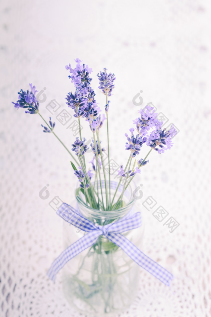 玻璃瓶里的紫色花卉