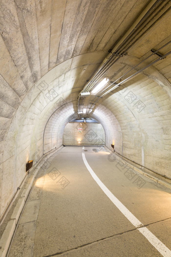 亮灯的隧道道路摄影图