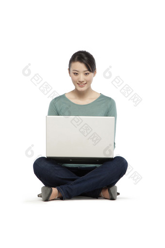 坐地上玩电脑的微笑女人
