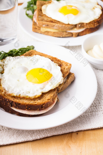 盘子里的吐司面包和<strong>煎</strong>蛋