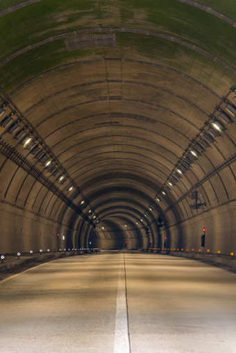 暗色调隧道摄影图