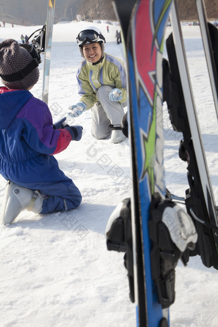 正在滑雪的人们摄影图