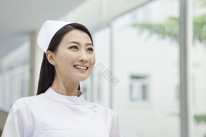 医院护士白衣天使开心微笑自信站着女人医疗图片