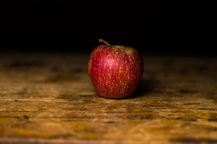 暗色调红苹果摄影图