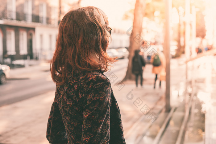 街道道路上的女人背影