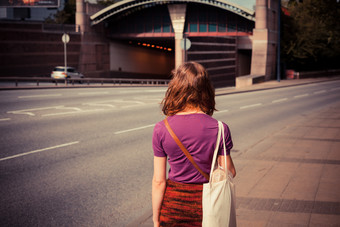 马路上的<strong>女人背影</strong>