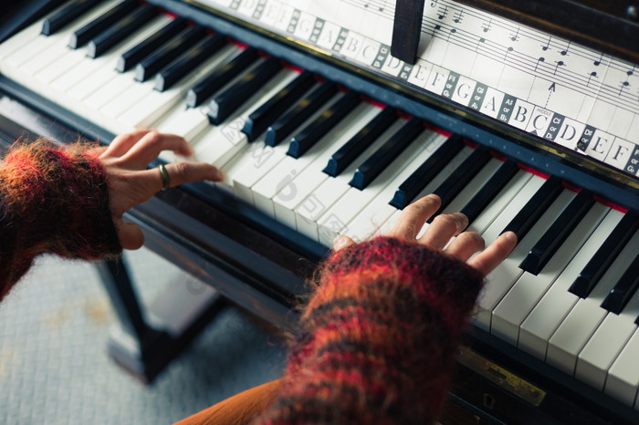 钢琴表演弹奏乐器