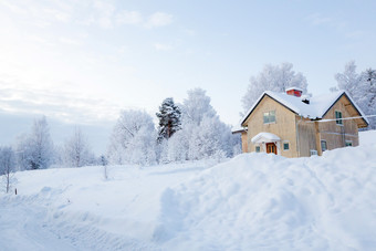 蓝色调雪中小屋摄影图