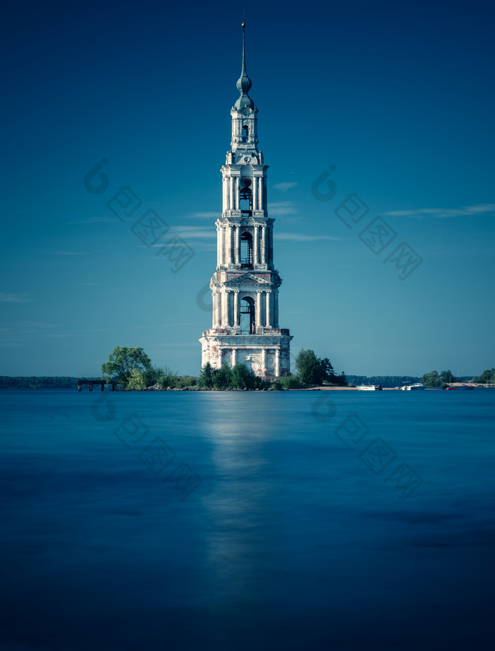 蓝色调水中的高塔摄影图