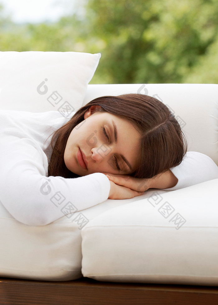 暖色调睡着的女孩摄影图