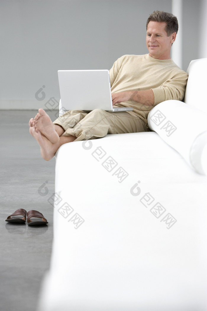 沙发白色电脑上网的男人
