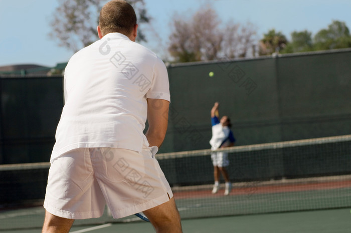 打网球的男人背影