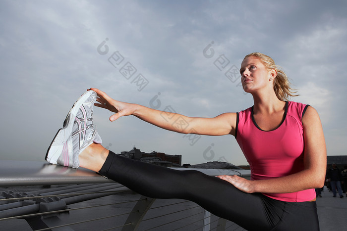 户外热身健身的女人