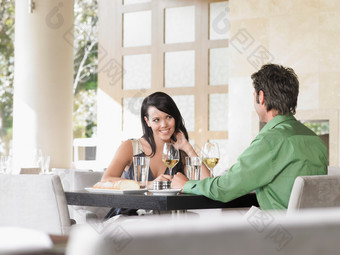 餐厅约会的情侣摄影图