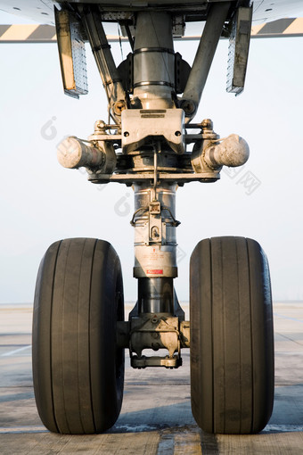 飞机的轮子摄影图