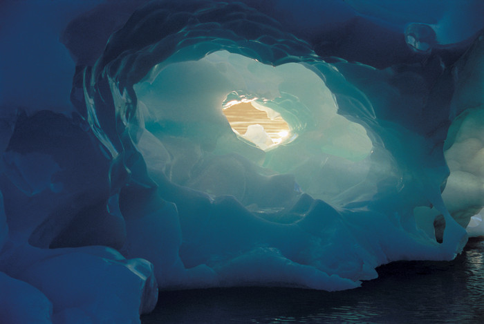 大自然冰冻洞口摄影图