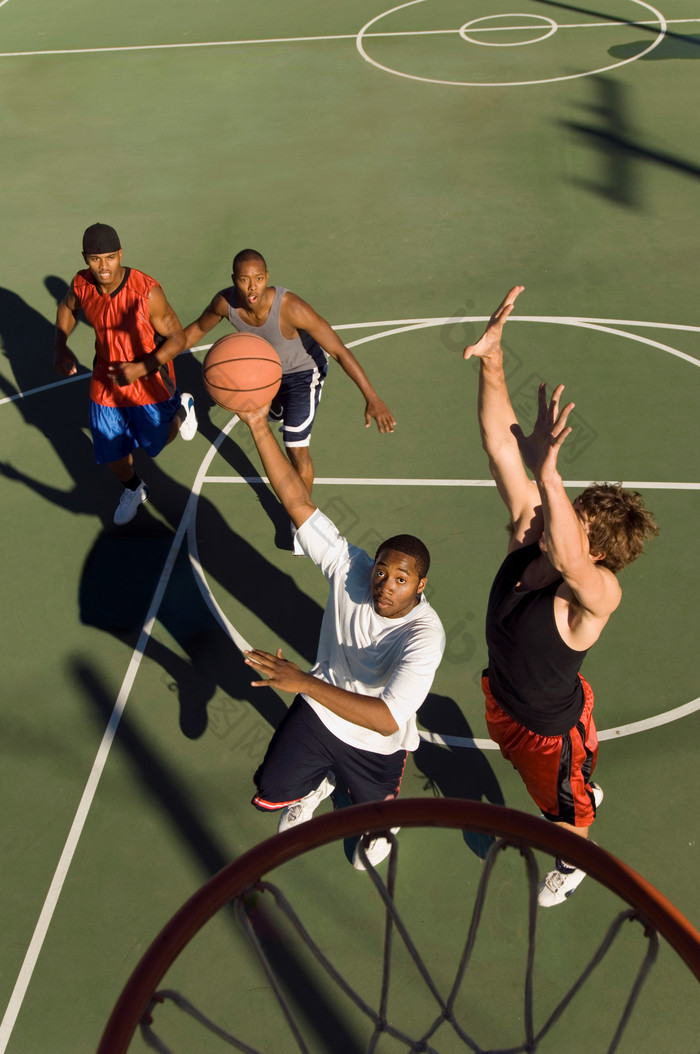 深色调在打篮球的男人们摄影图