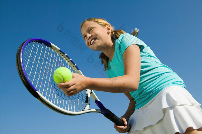 蓝色调打网球的小女孩摄影图