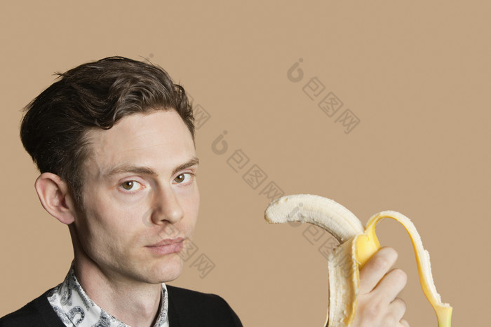 简约吃香蕉的男孩摄影图