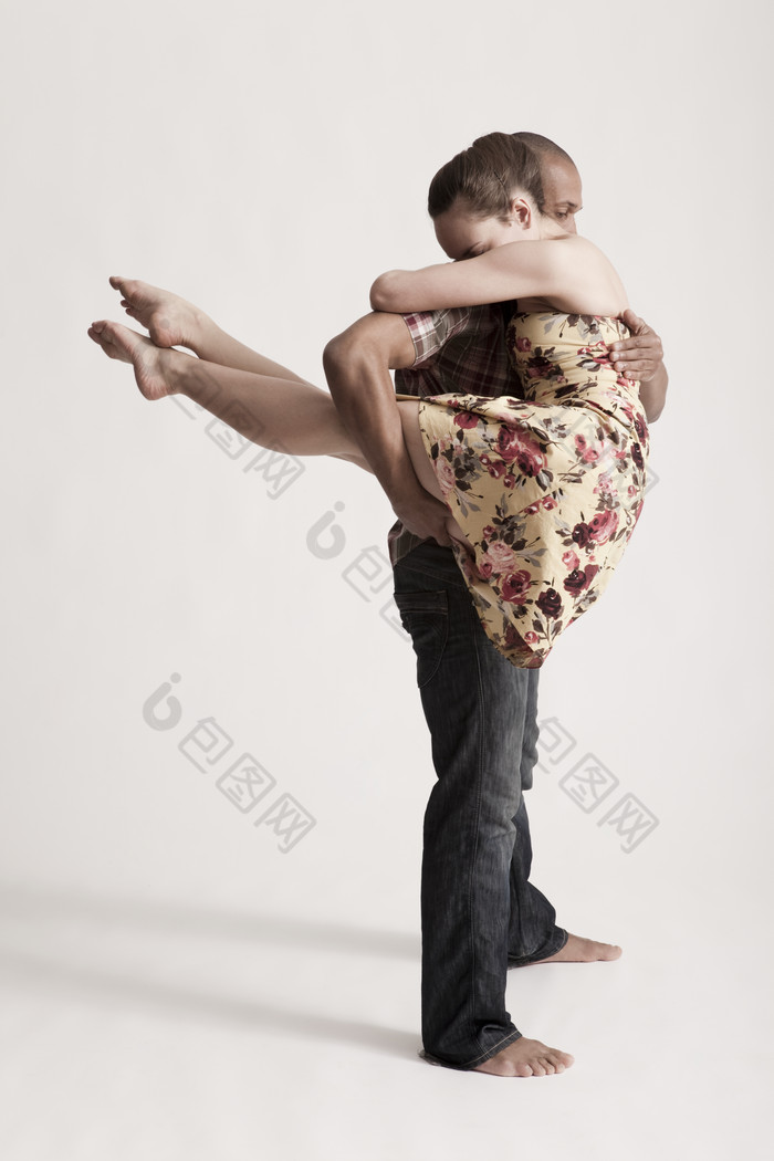 灰色调抱着妻子