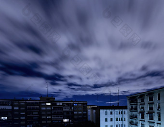 暗色调乌云下的城市摄影图