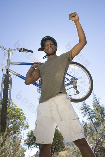 扛着自行车的健壮<strong>男士</strong>