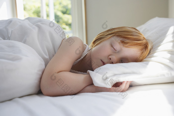 睡觉的儿童摄影图