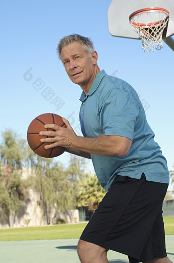 蓝色调打篮球的老人摄影图