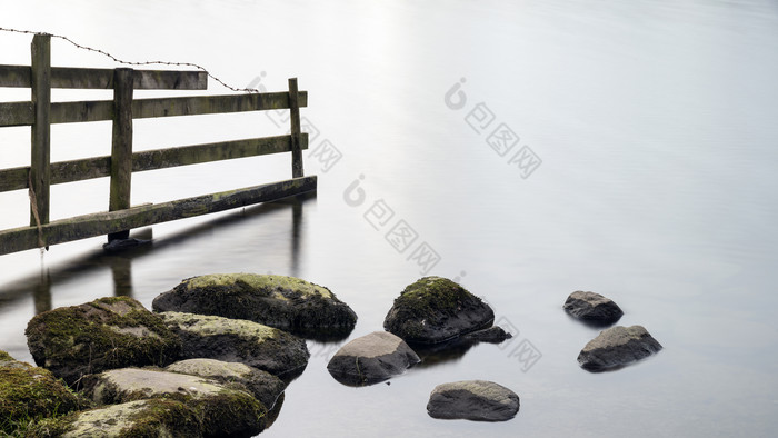 湖边的木头和石头